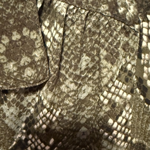 H&M Green Snakeskin Print Long Sleeve Button-Up Blouse - Picture 4 of 9